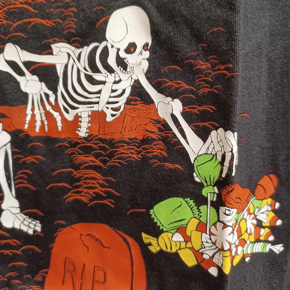 HALLOWEEN tee skeletons in graveyard